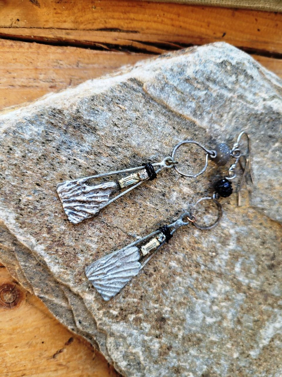 Des boucles d'oreille primitives avec breloques artisanales en étain .. – photo 6